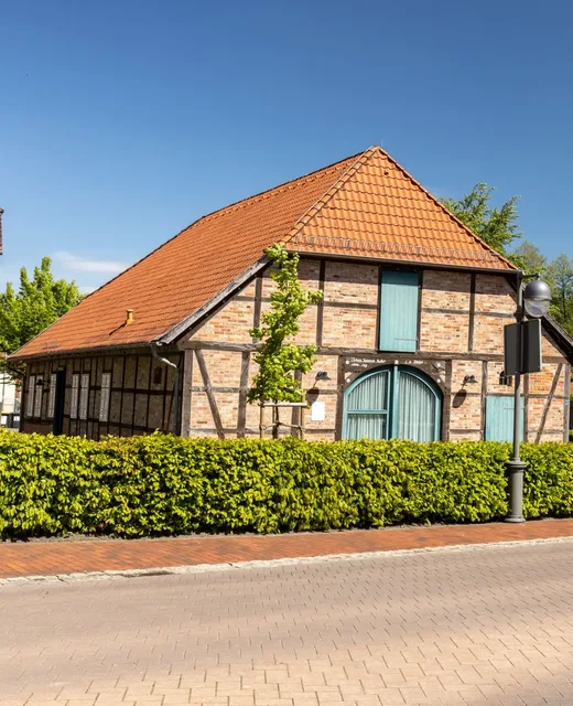 Fachwerkhaus in der Innenstadt von Bergen bei Sonnenschein